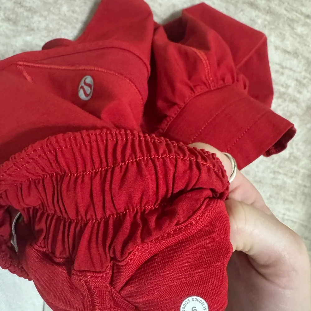 Lululemon hotty hot shorts 2.5” size 6 - Picture 5 of 5
